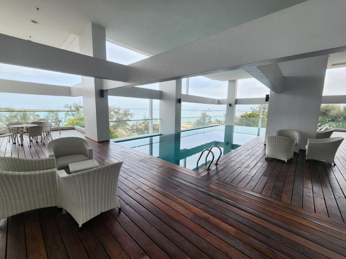 Sunrise Gurney Executive Premium Large * George Town