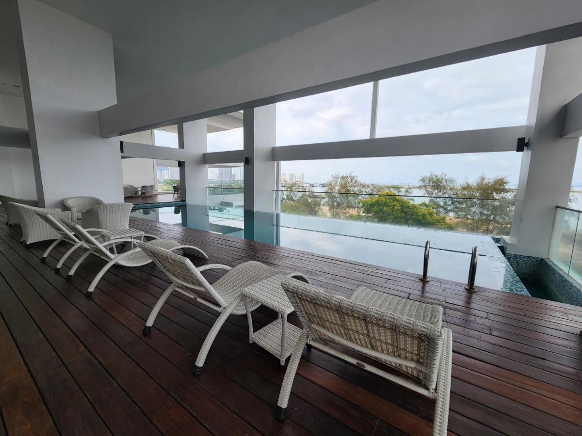 Sunrise Gurney Executive Premium Large Apartment George Town